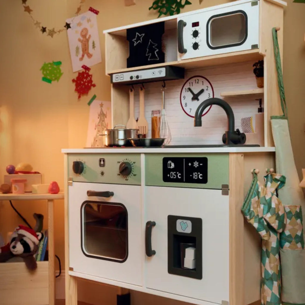 DJEČJA DRVENA KUHINJA S PRIBOROM