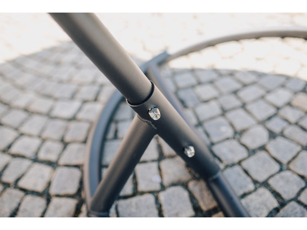 METALNA VISEĆA STOLICA PRODEO