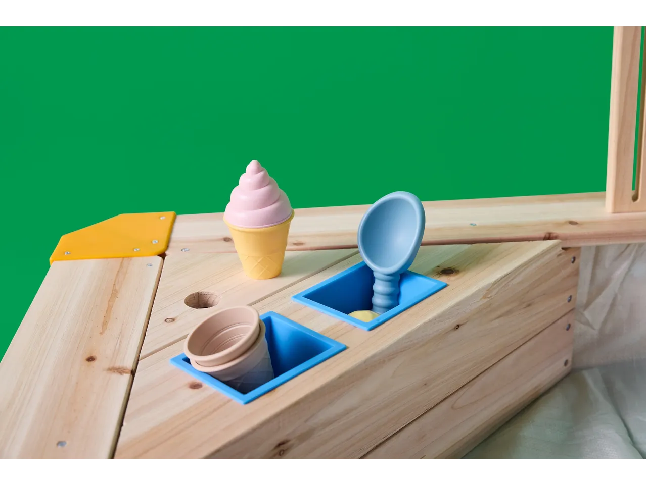 Pješčanik s krovom