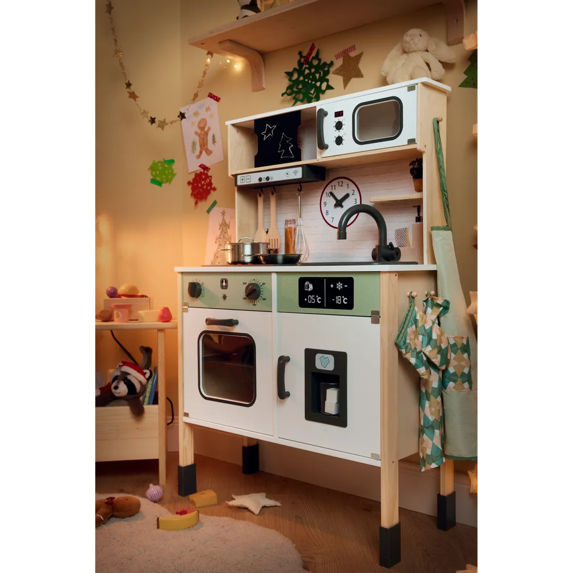 DJEČJA DRVENA KUHINJA S PRIBOROM